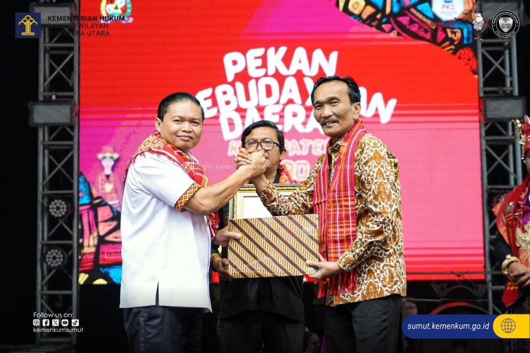 Kakanwil Bersama Wakil Bupati Karo Hadiri Pekan Kebudayaan Daerah Karo, Serahkan Sertifikat Hak Cipta Sebagai Bentuk Dukungan Pelestarian Budaya